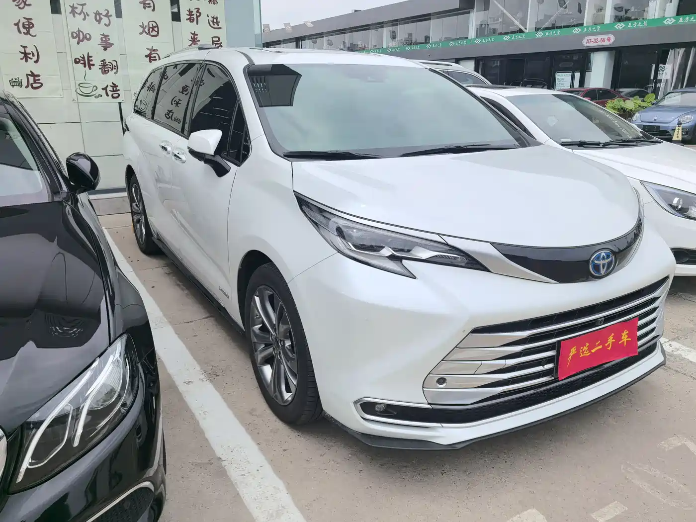 Toyota Sienna 2023 2.5L Hybrid Platinum Edition фото 3