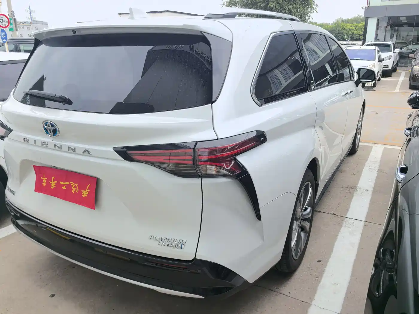 Toyota Sienna 2023 2.5L Hybrid Platinum Edition фото 19