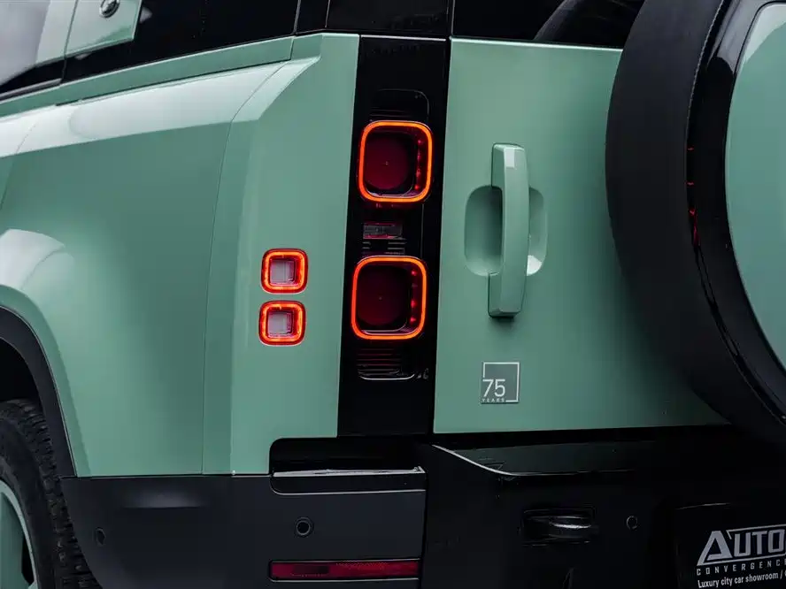 Land Rover Defender 2023 110 3.0T P400 75th Anniversary Legend Edition фото 10