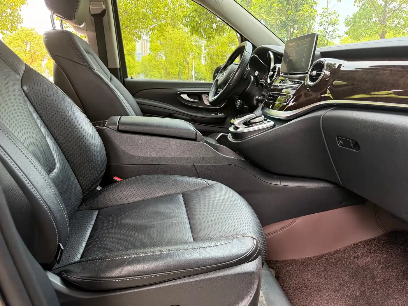 Mercedes-Benz V-Class 2017 Model V 260 L Premium Extended Edition фото 15