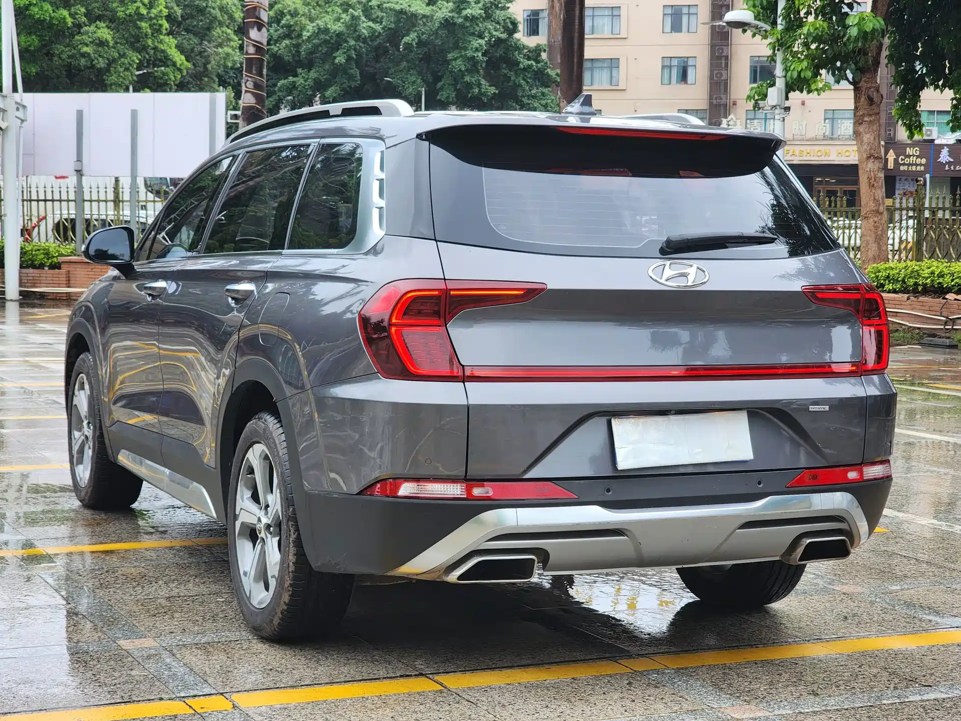 Photo 6 - Hyundai Santa Fe