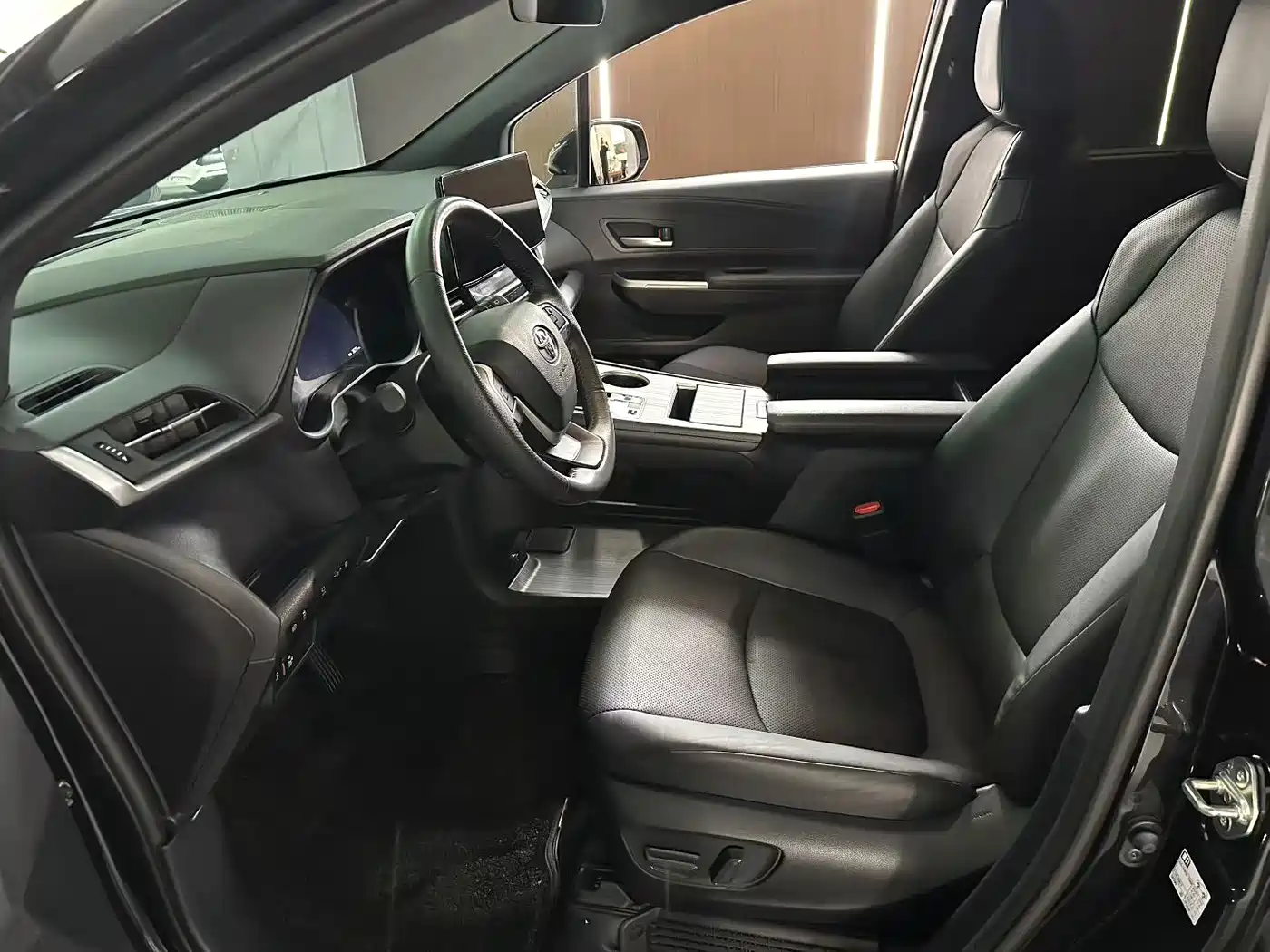 Toyota Granvia 2024 2.5L Hybrid Premium PLUS фото 4