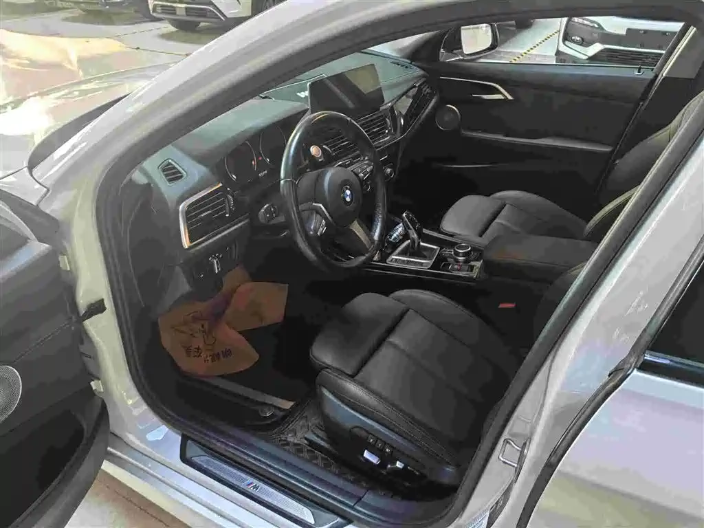 BMW 1 Series 2022 120i M Sport Shadow Edition фото 5
