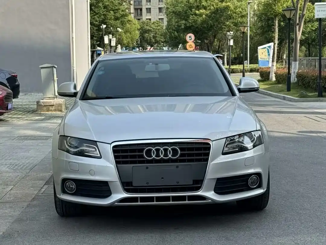 Audi A4L 2011 2.0 TFSI Standard фото 2