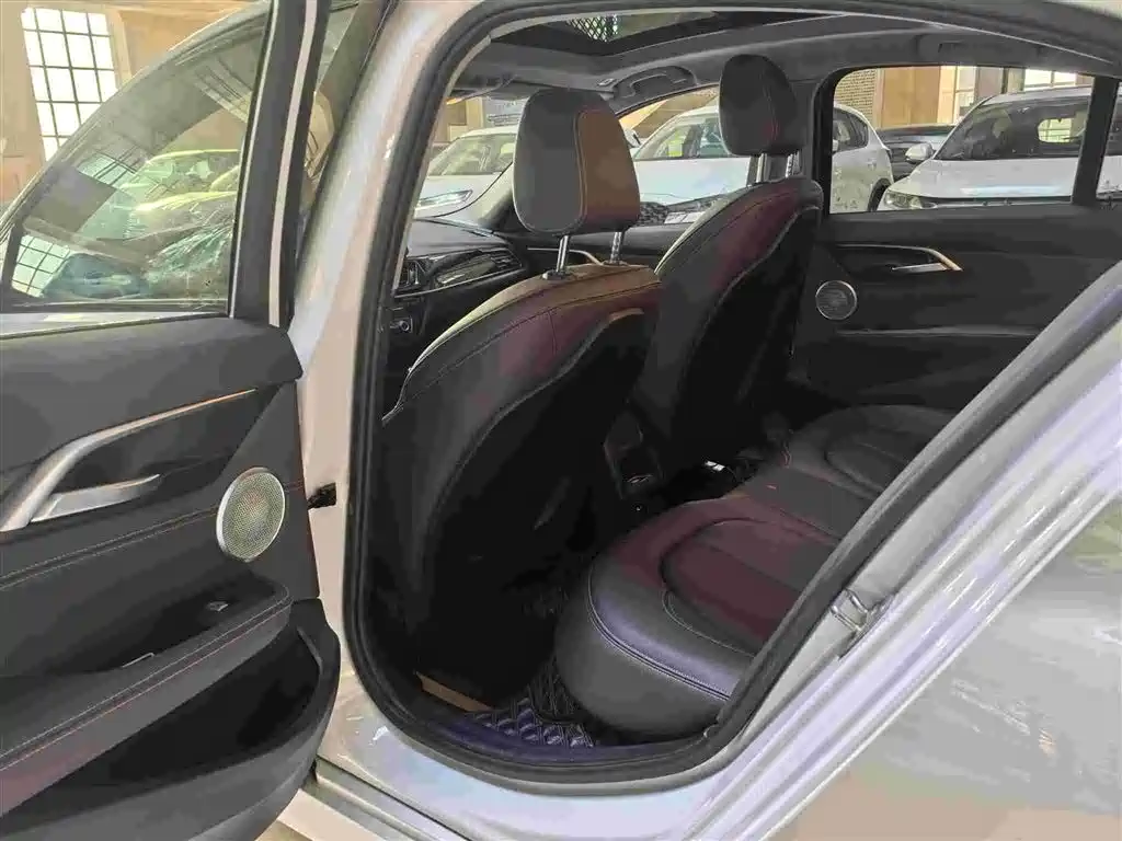 BMW 1 Series 2022 120i M Sport Shadow Edition фото 6