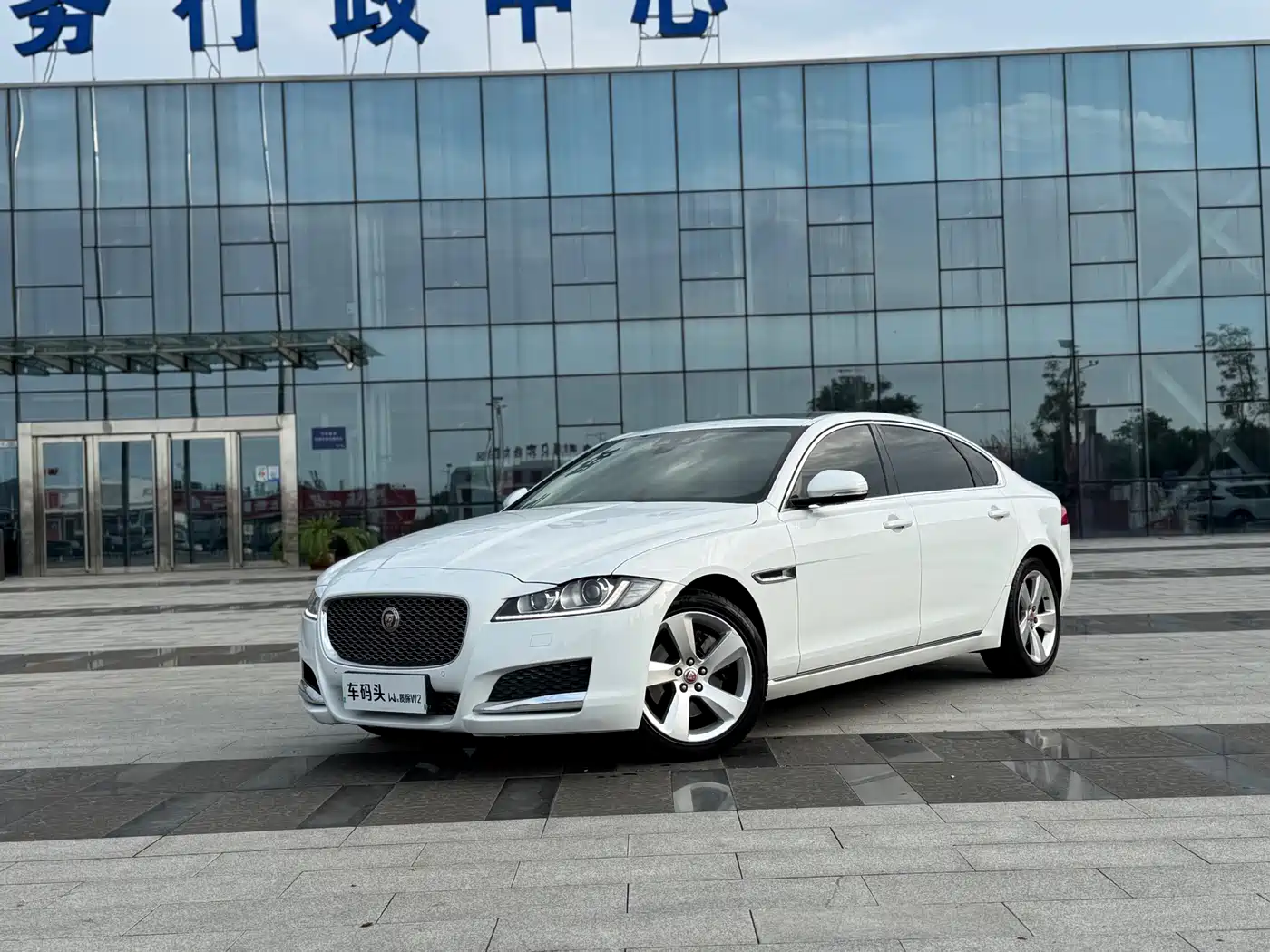 Фото 1 - Jaguar XFL