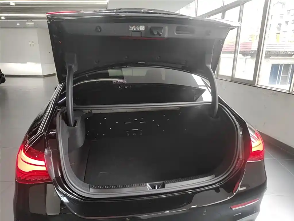 Mercedes-Benz A-Class AMG 2025 AMG A 35 L 4MATIC фото 19