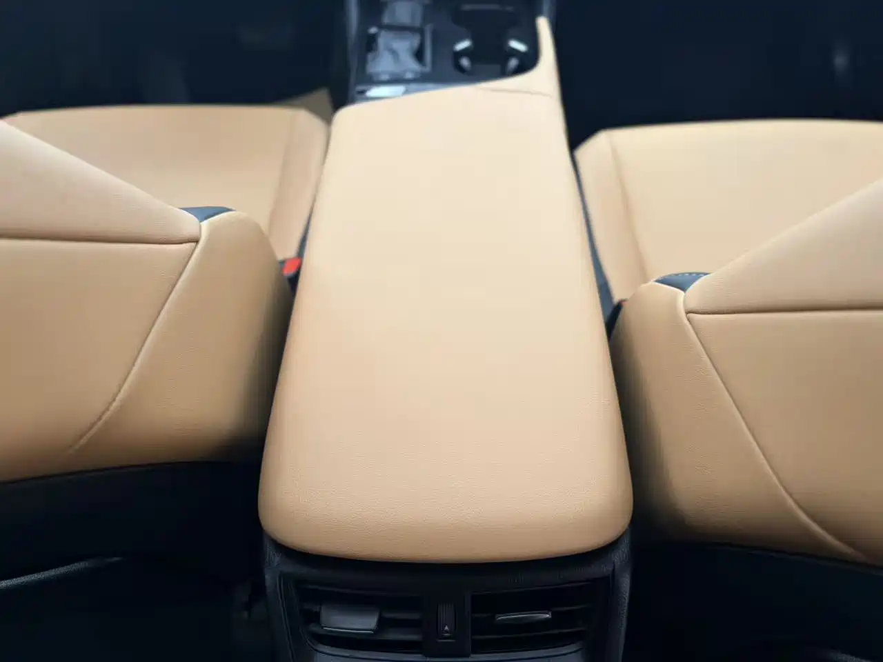 Lexus ES 2023 200 Excellence Edition фото 14