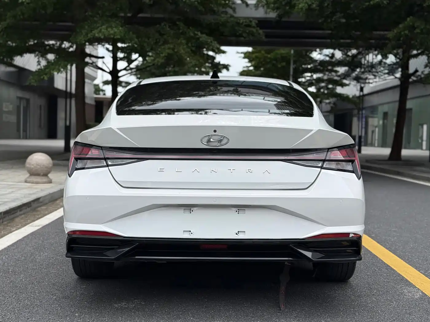 Hyundai Elantra 2021 1.5L CVT LUX Premium Edition фото 5