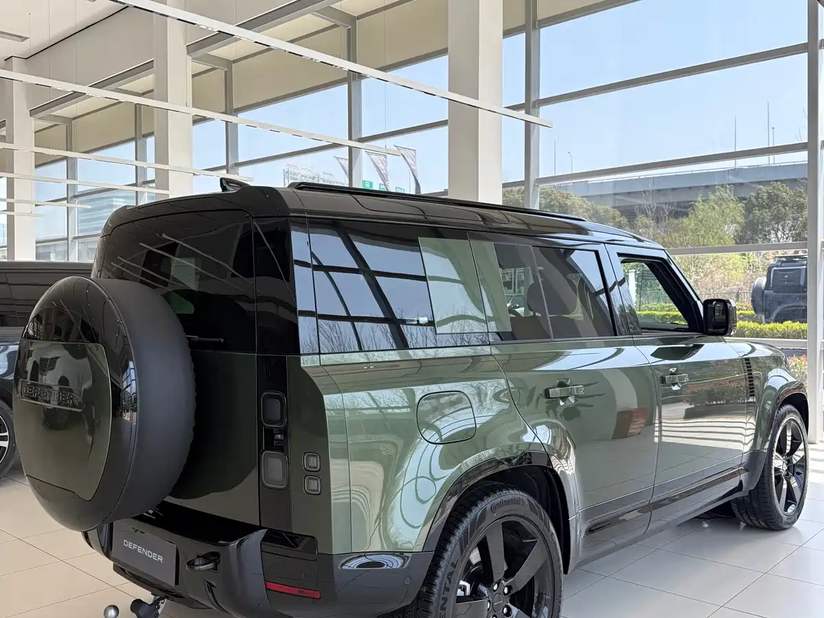 Land Rover Defender 2026 Land Rover Defender 110 3.0T P400 X-Dynamic HSE фото 6