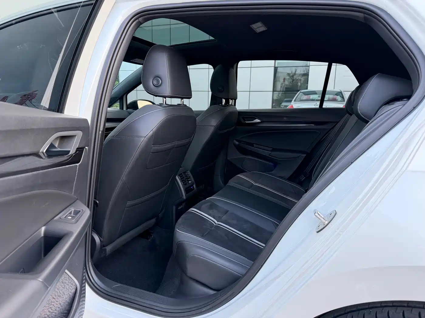 Volkswagen Golf 2023 Model 280TSI DSG R-Line фото 7