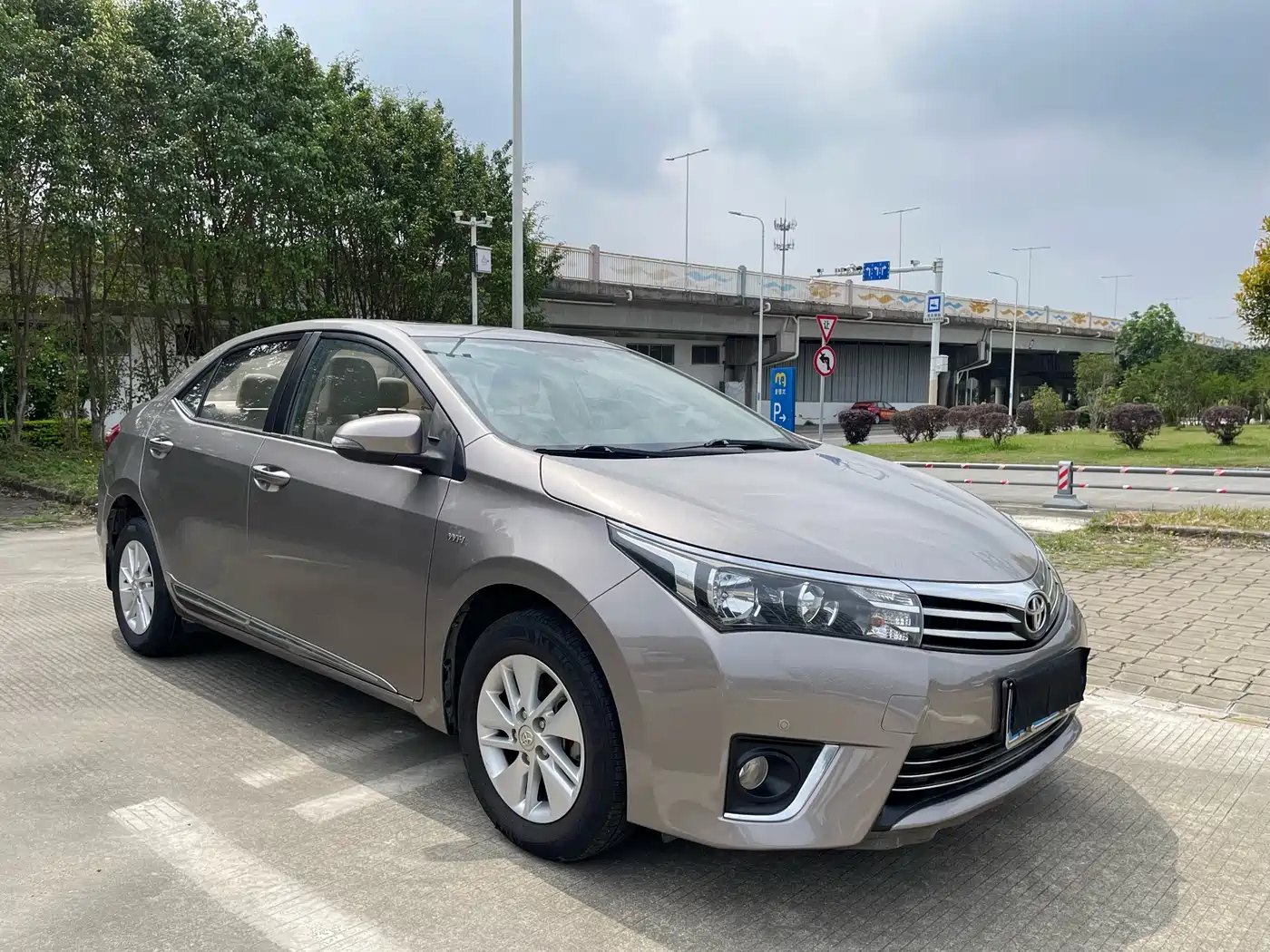 Toyota Corolla 2014 1.6L CVT GL-i фото 3