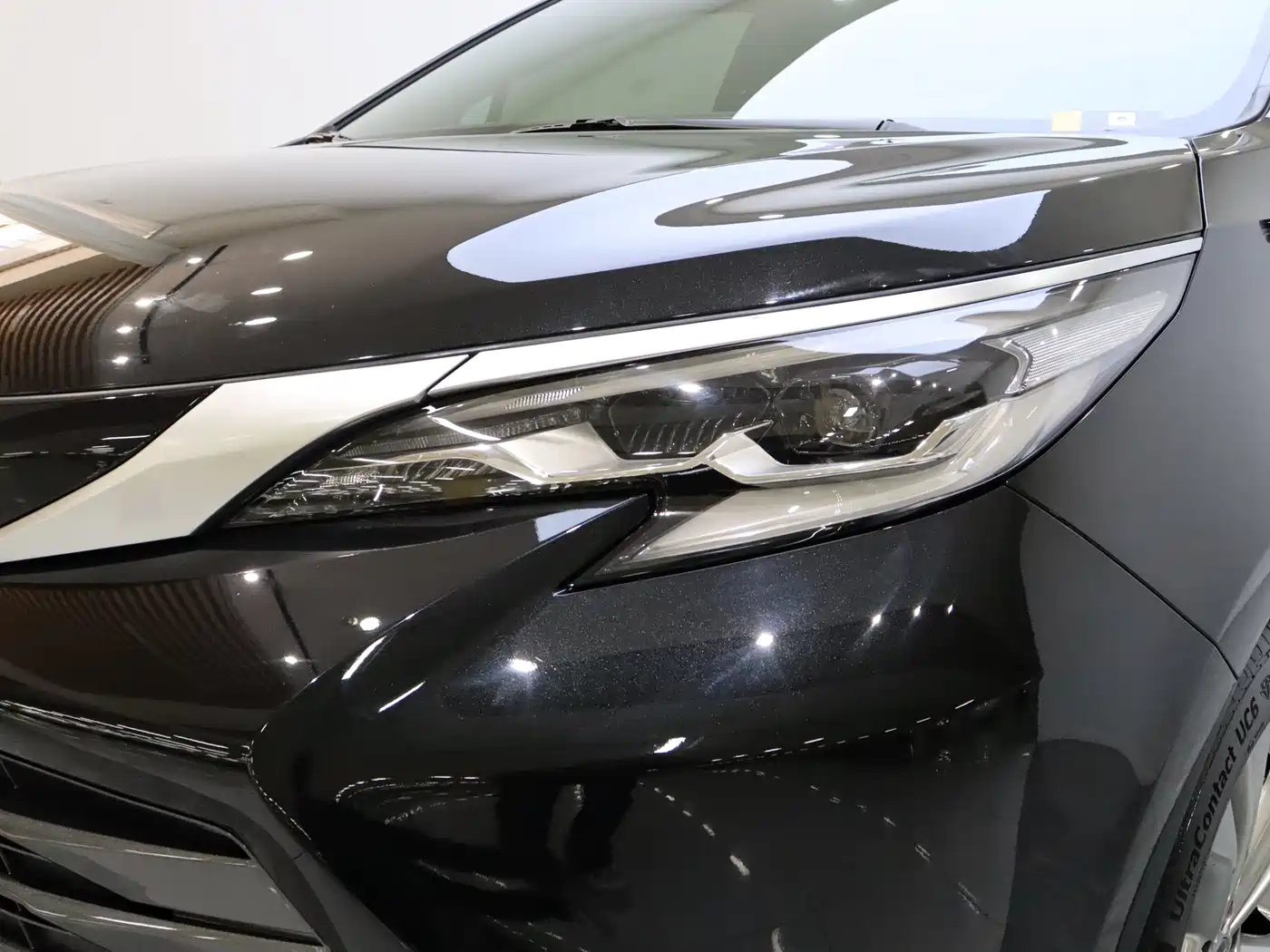 Toyota Sienna 2023 2.5L Hybrid Premium Edition фото 8