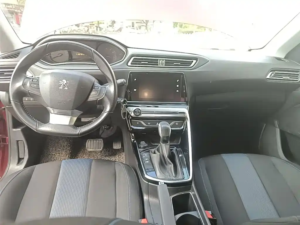 Peugeot 308 2018 1.6L Auto Luxury Edition фото 10