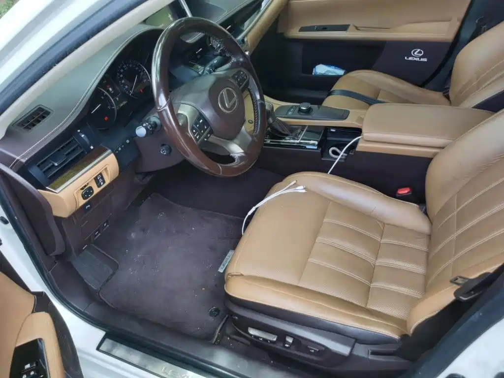 Фото 8 - Lexus ES