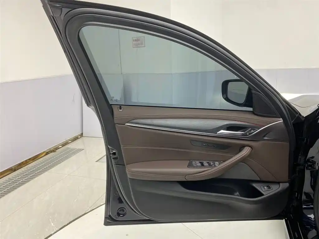 BMW 5 Series 2021 530Li Leading M Sport Package фото 24