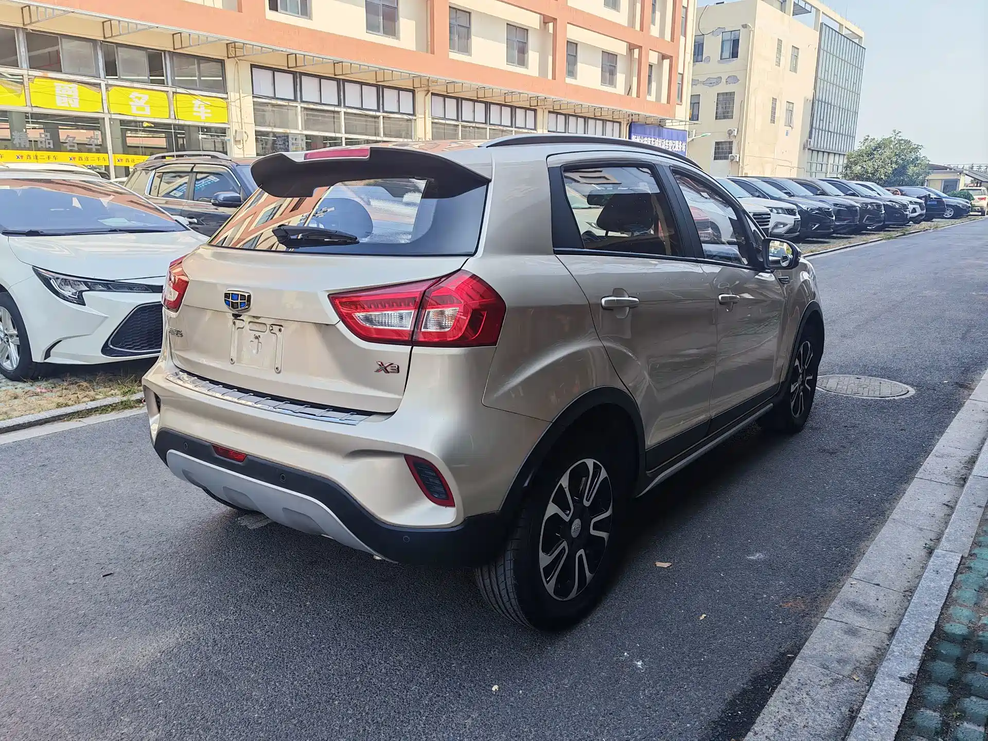 Фото 5 - Geely Vision X3