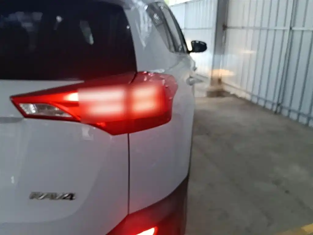 Toyota RAV4 Rongfang 2015 2.0L CVT 2WD Trend Edition фото 8
