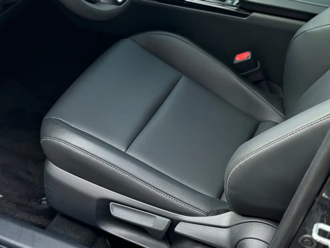 Toyota Camry 2024 Hybrid 2.0HE Elite Edition фото 16