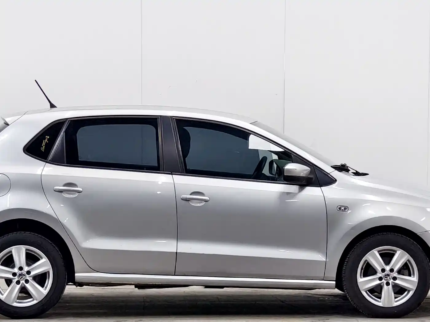 Volkswagen Polo 2011 1.4L Automatic Style Edition фото 8