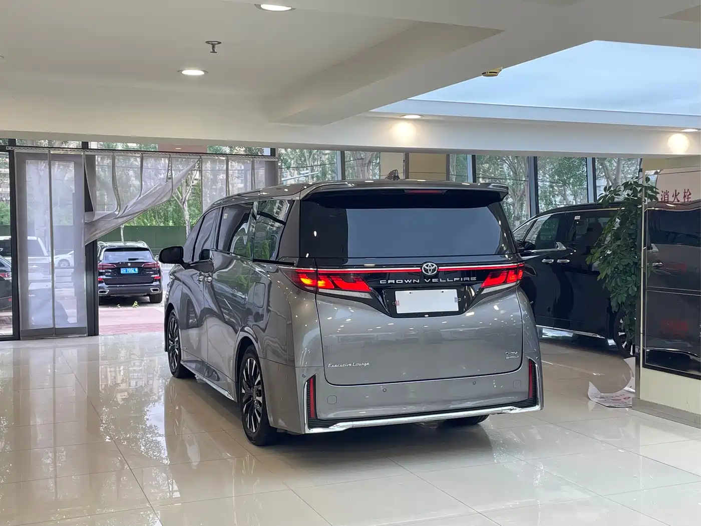 Toyota Vellfire 2024 Crown Hybrid 2.5L Premium Edition фото 4