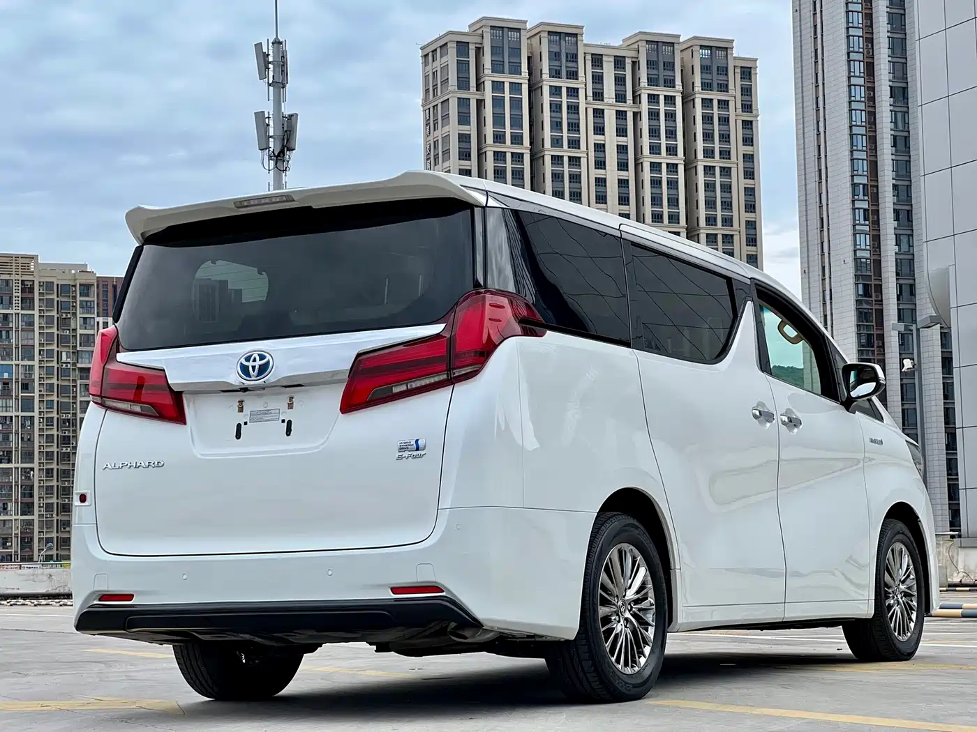 Toyota Alphard 2019 Hybrid 2.5L Luxury фото 11