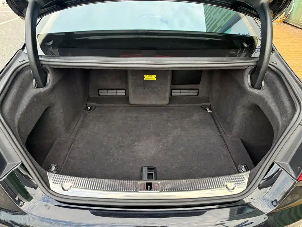 Photo 13 - Audi A8