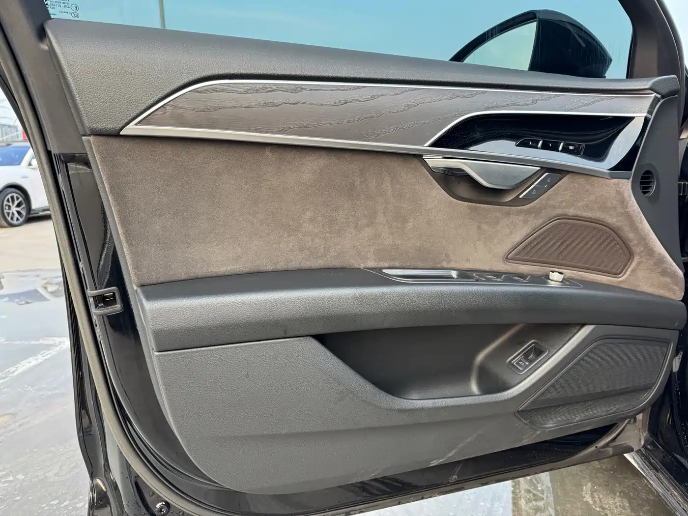 Photo 8 - Audi A8