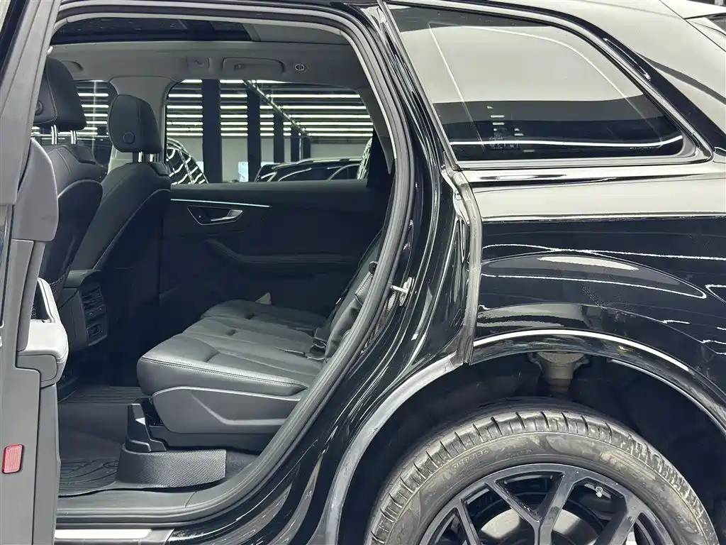Audi Q7 2024 45 TFSI quattro S line Black Warrior фото 7