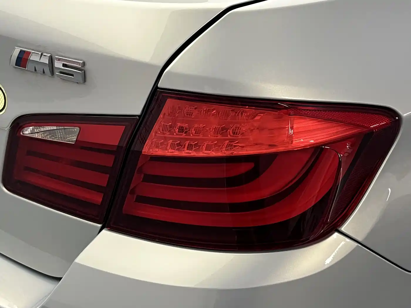 BMW 5 Series 2011 535Li Leading фото 27