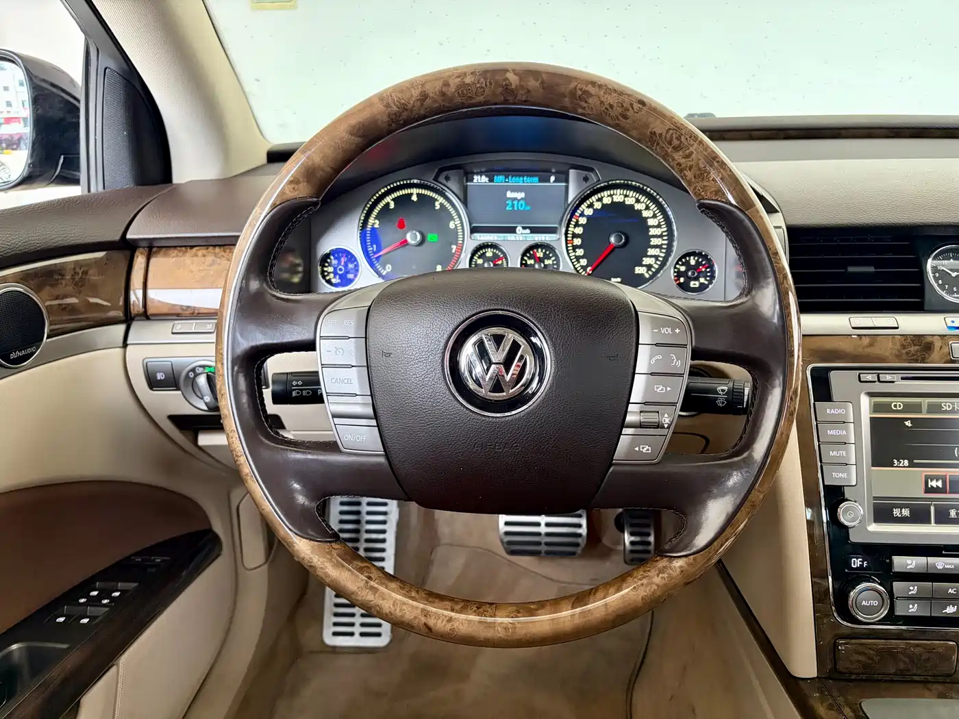 Volkswagen Phaeton 2012 4.2L Luxury Custom фото 6