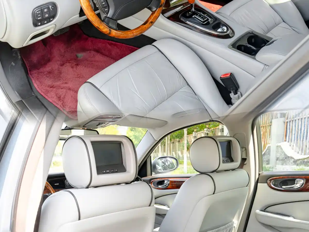 Фото 8 - Jaguar XJ