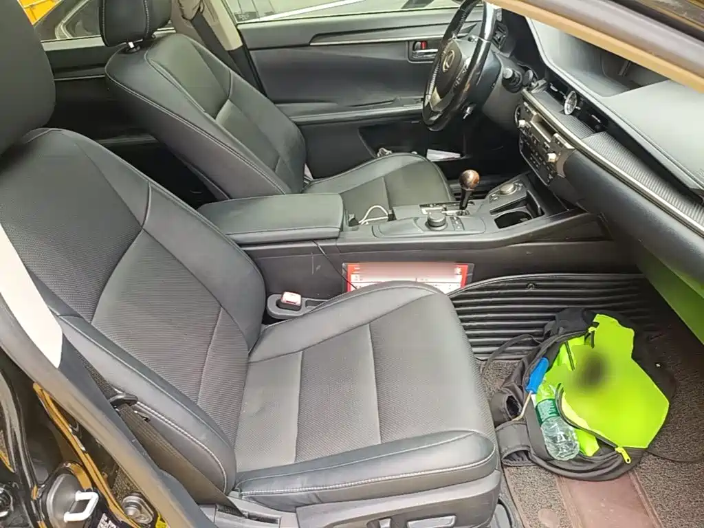 Фото 25 - Lexus ES