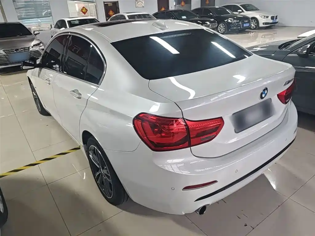 BMW 1 Series 2018 118i Sport Edition фото 5
