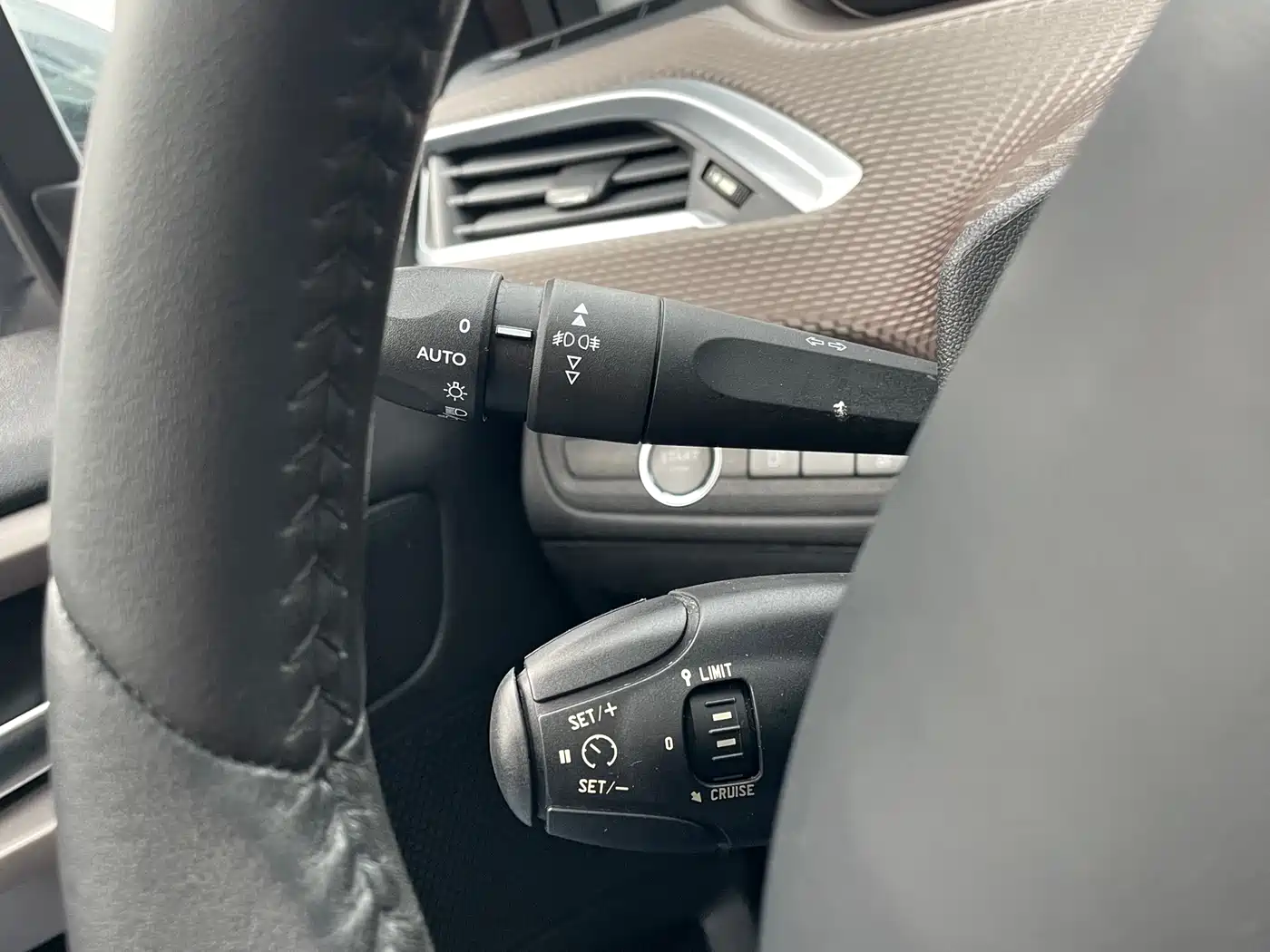Peugeot 2008 2014 1.6L Automatic Navigation Edition фото 13