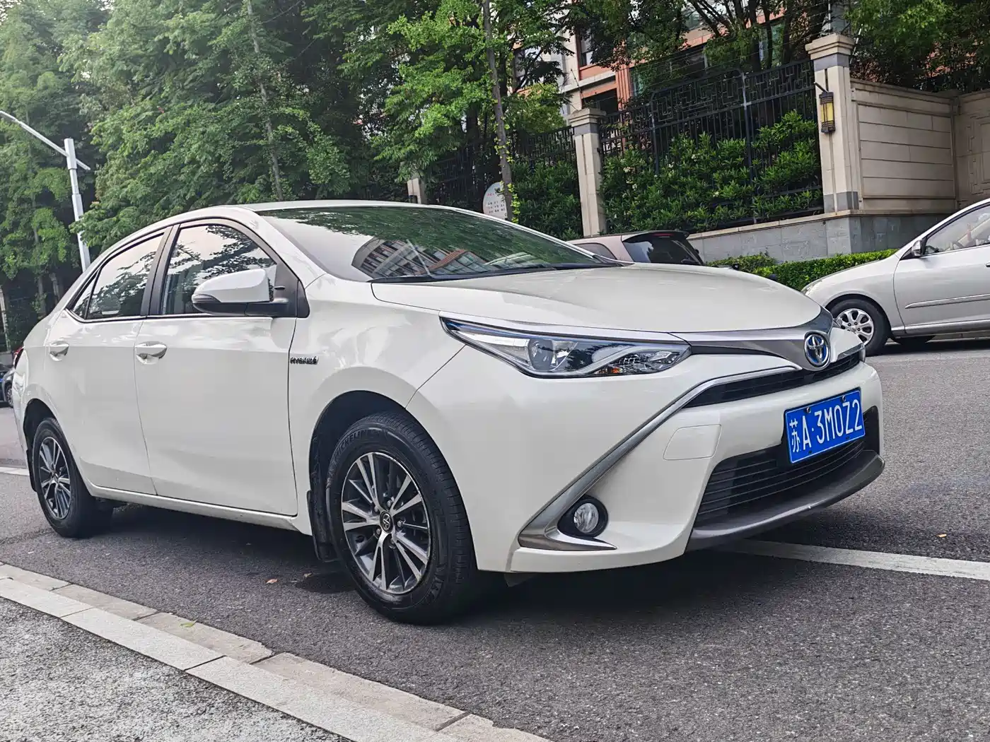 Toyota Levin 2016 Hybrid 1.8H GS E-CVT Elite Sunroof фото 3