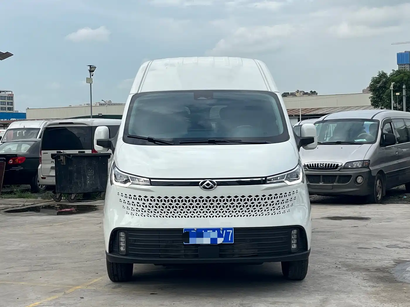 SAIC Maxus Xintu V70 2025 2025 Model 2.0T Manual Long Wheelbase Medium Roof Luxury Edition 9-Seater