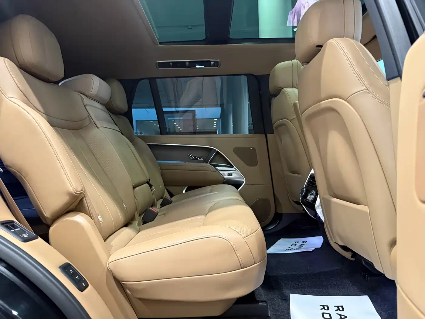 Land Rover Range Rover 2024 3.0 L6 400PS Golden Age Extended 7-Seater фото 19