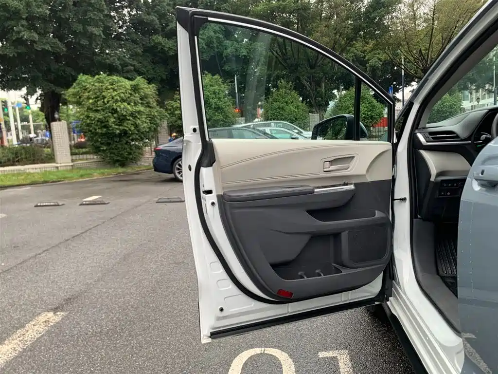 Toyota Sienna 2024 2.5L Hybrid Comfort Edition фото 11