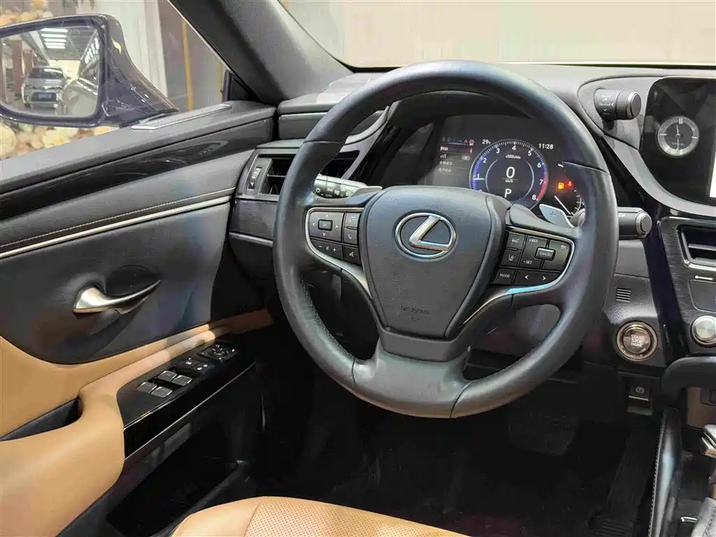 Фото 17 - Lexus ES