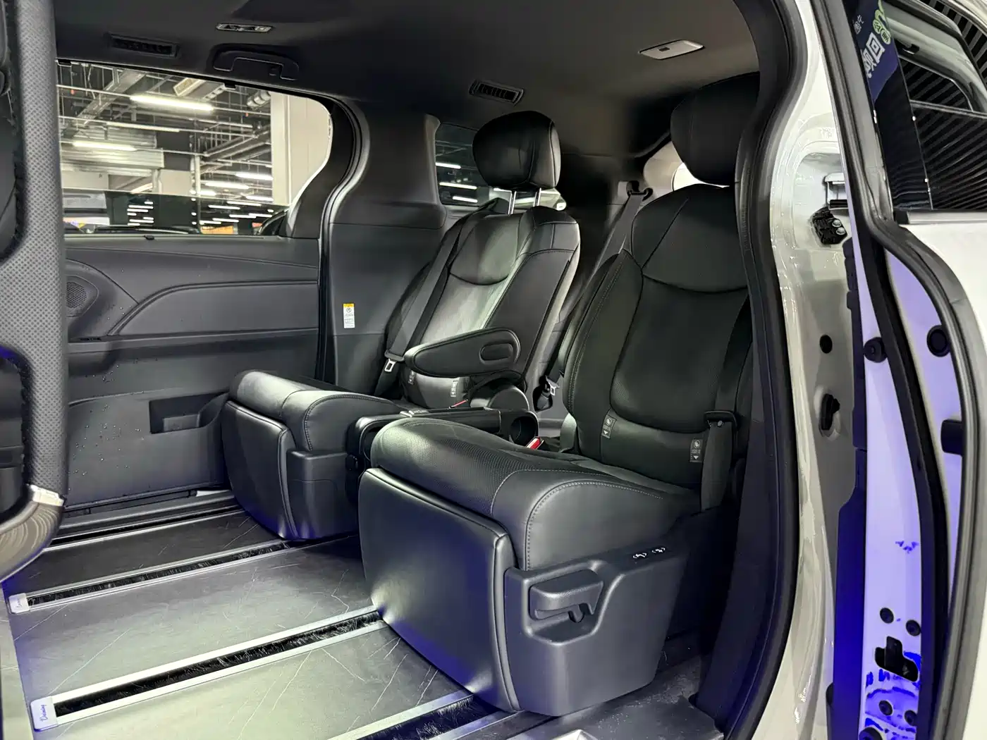 Toyota Sienna 2024 2.5L Hybrid 4WD Premium Edition фото 15