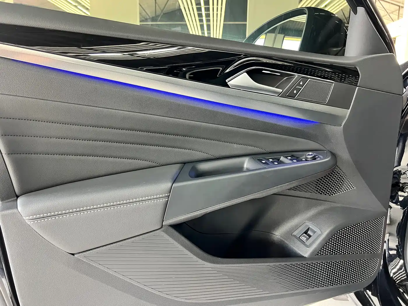 Volkswagen Passat 2022 330TSI Luxury Edition фото 21