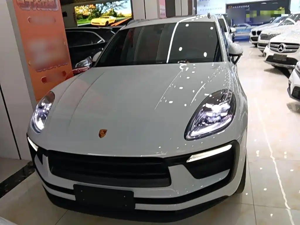 PORSCHE MACAN