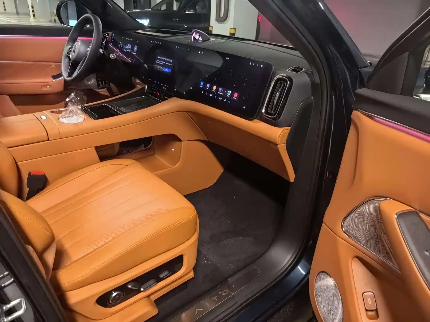 AITO Wenjie AITO M8 2025 Model Extended Range Max+ Edition 53.4kWh 6-Seater фото 7