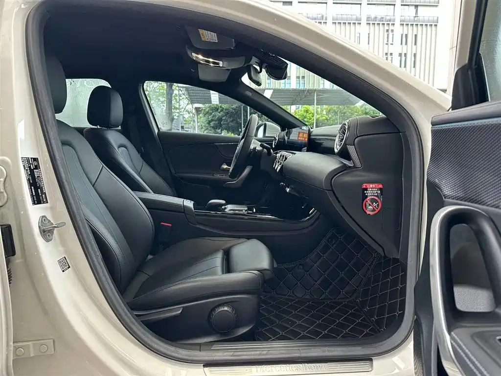 Mercedes-Benz A-Class 2021 A 200 L Sport Sedan Fashion Edition фото 24