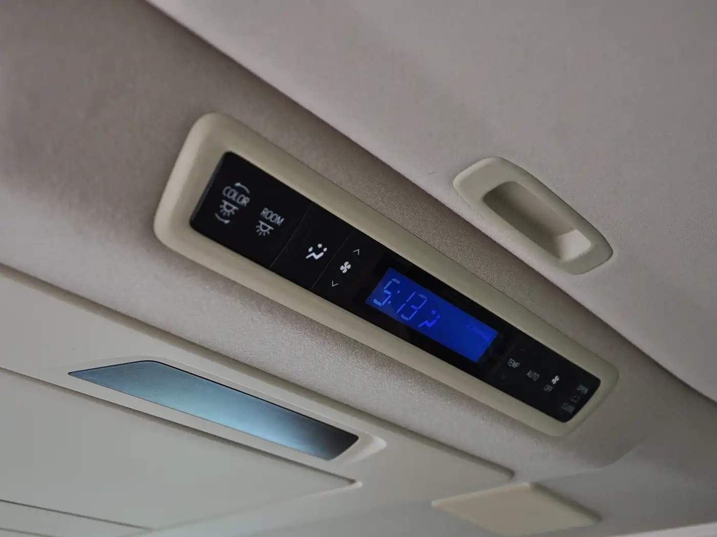 Toyota Alphard 2021 Hybrid 2.5L Premium фото 8