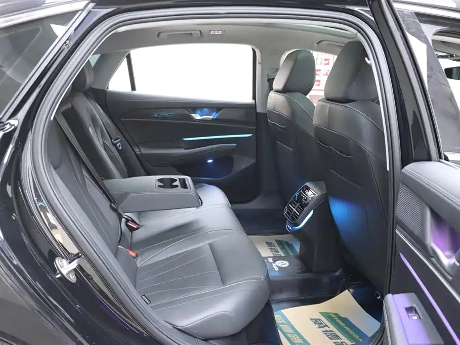 Volkswagen Passat 2025 Pro 380TSI Dragon Glory Edition фото 17