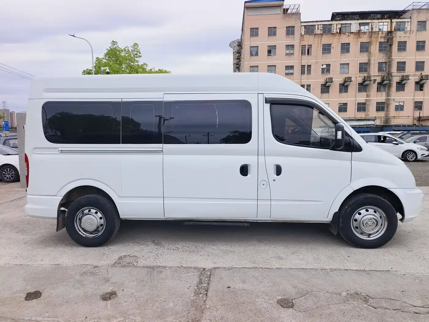 SAIC Maxus Xintu V80 2021 2.0T PLUS AMT Business Travel Edition Long Wheelbase Medium Roof 9 Seats фото 4