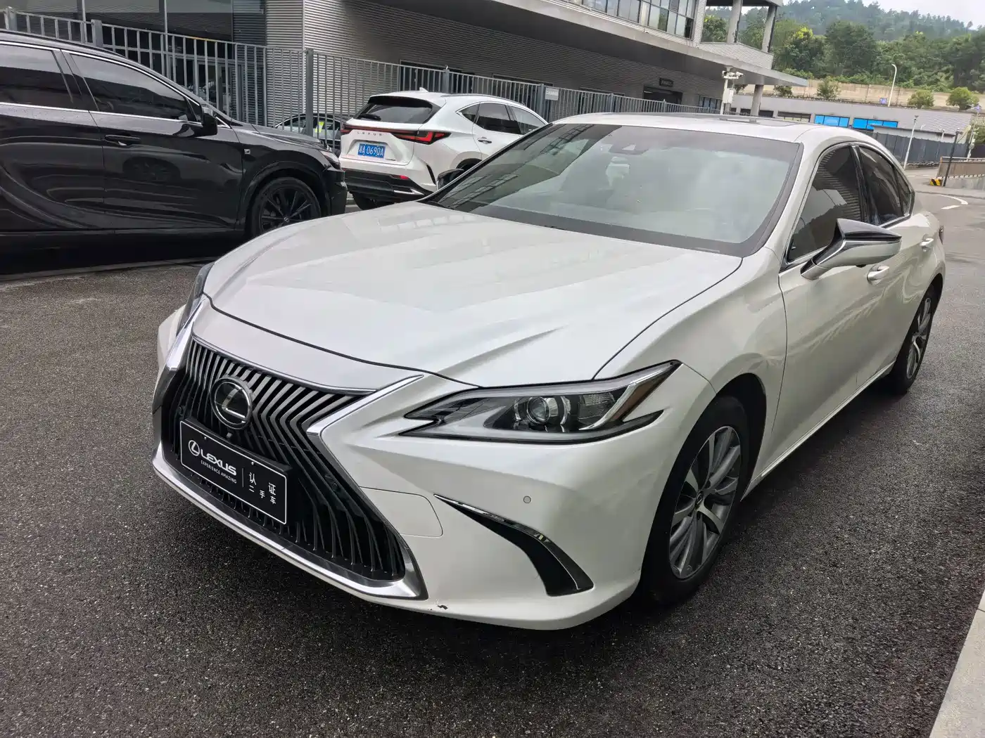 Фото 1 - Lexus ES