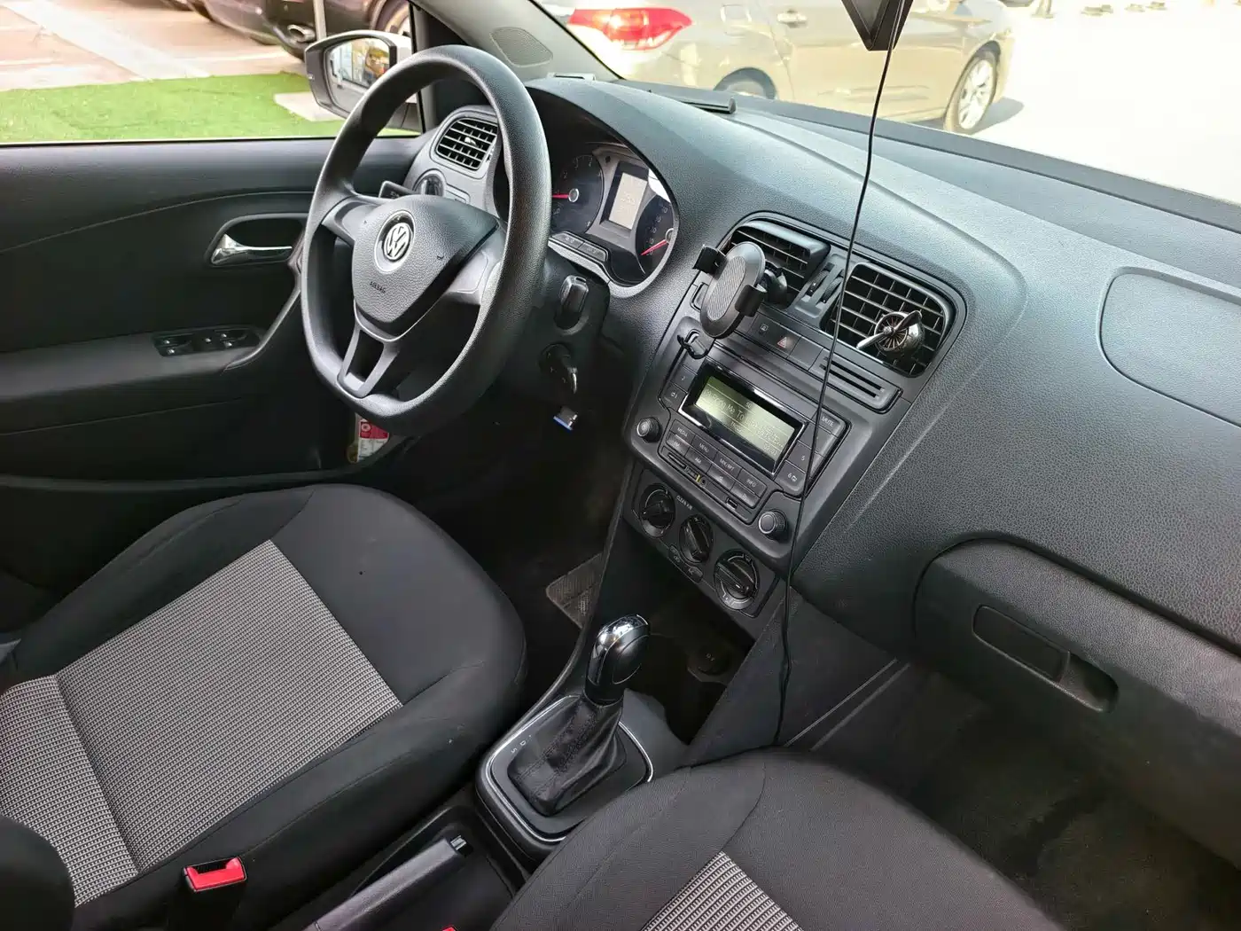 Volkswagen Polo 2016 1.4L Automatic Trend фото 16